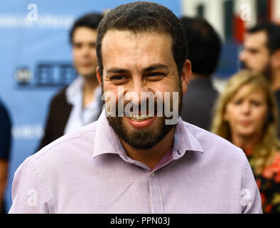 Osasco, au Brésil. 26 Sep, 2018. Dans la photo le candidat Guilherme Boulos (PSOL), arrive à la SBT dans Anhanguera. Le débat avec les candidats à la présidence de la République, promus par SBT, UOL et Folha da Tarde, dans les studios du système de la télévision brésilienne à Osasco dans le Grand São Paulo, a lieu cette après-midi (26). Credit : Aloisio Mauricio/FotoArena/Alamy Live News Banque D'Images