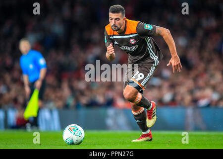 Londres, Royaume-Uni. 26 Septembre, 2018. Carabao EFL Cup, troisième tour, Arsenal v Brentford ; Yoann Barbet (29) de Brentford sur la balle. Credit : Georgie Kerr/News Images images Ligue de football anglais sont soumis à licence DataCo Crédit : News Images /Alamy Live News Banque D'Images