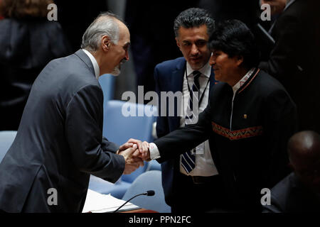 New York, USA. 26 Sep 2018. Organisation des Nations Unies, New York, USA. 26 Sep, 2018. L'ambassadeur syrien à l'ONU Bachar Jaafari (L), serre la main avec le président bolivien Juan Evo Morales Ayma (R) avant une réunion du Conseil de sécurité des Nations Unies sur le maintien de la paix et de la sécurité au siège de l ONU à New York.i/Xinhua/Alamy Live News source : Xinhua/Alamy Live News Banque D'Images