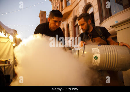 Los Angeles, CA, USA. Sep, 2018 3. Marcel Vigneron, Wolf chef et propriétaire, droite, verse de l'azote liquide avec Ramon Bojorquez, qui se préparent à partir de pommes de crack Wolf au cours de la goûter de la Paramount Studios backlot le Lundi, septembre 3, 2018 à Los Angeles, Californie © 2018 Patrick T. Fallon Crédit : Patrick Fallon/ZUMA/Alamy Fil Live News Banque D'Images