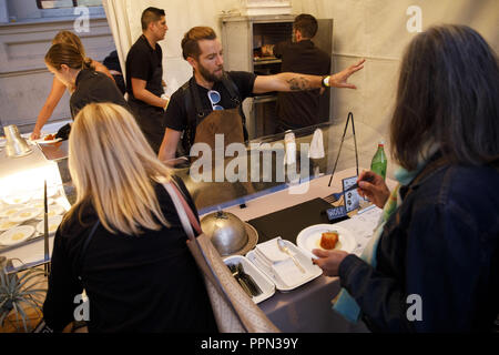 Los Angeles, CA, USA. Sep, 2018 3. Marcel Vigneron, Wolf chef et propriétaire, sert des pommes de crack au cours du loup goûter de la Paramount Studios backlot le Lundi, septembre 3, 2018 à Los Angeles, Californie © 2018 Patrick T. Fallon Crédit : Patrick Fallon/ZUMA/Alamy Fil Live News Banque D'Images