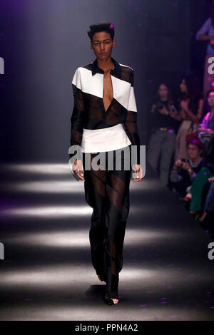 Paris. 26 Sep, 2018. Un modèle présente une création de Guy Laroche au cours de la saison printemps/été 2019 collection de femmes à Paris, le 26 septembre, 2018. Credit : Piero Biasion/Xinhua/Alamy Live News Banque D'Images