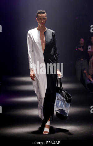 Paris. 26 Sep, 2018. Un modèle présente une création de Guy Laroche au cours de la saison printemps/été 2019 collection de femmes à Paris, le 26 septembre, 2018. Credit : Piero Biasion/Xinhua/Alamy Live News Banque D'Images