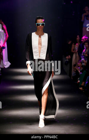 Paris. 26 Sep, 2018. Un modèle présente une création de Guy Laroche au cours de la saison printemps/été 2019 collection de femmes à Paris, le 26 septembre, 2018. Credit : Piero Biasion/Xinhua/Alamy Live News Banque D'Images