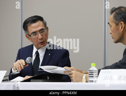 Tokyo, Japon. 26 Sep, 2019. Le constructeur automobile japonais Suzuki Motor président Toshihiro Suzuki annonce les données de l'entreprise de camouflage sur l'économie de carburant et les émissions par la nouvelle enquête de l'entreprise au cours d'une conférence de presse à Tokyo, le mercredi 26 septembre, 2018. Credit : Yoshio Tsunoda/AFLO/Alamy Live News Banque D'Images