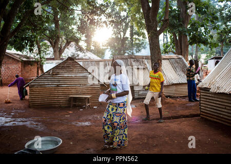 27 avril 2018, la République centrafricaine, Bangassou : une femme musulmane expulsée à pied un camp pour personnes déplacées, connu sous le Petit Séminaire Saint Louis, sur le terrain de la mission catholique de Bangassou. Photo : Baxter sera/seront Baxter/dpa Banque D'Images