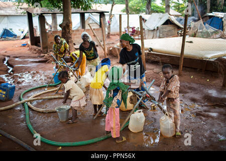 27 avril 2018, la République centrafricaine, Bangassou déplacées : les enfants musulmans à aller chercher de l'eau d'un camp pour personnes déplacées, connu sous le Petit Séminaire Saint Louis, sur le terrain de la mission catholique, Bangassou Bangassou, en République centrafricaine, le 28 avril 2018. Autour de 1 600 musulmans déplacés ont fui vers la mission catholique depuis mai 2017, lorsque la majorité de chrétiens anti-Balaka ont mené une violente campagne contre la communauté musulmane locale, Photo : Est-ce que Baxter Baxter/VA/dpa Banque D'Images