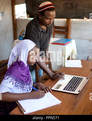 27 avril 2018, la République centrafricaine, Bangassou : Djamaladine Mahamat Salet (debout), a 38 ans, l'enseignement scientifique en informatique Oussna Abdraman (17) dans le laboratoire d'informatique il est ouverte à un camp pour personnes déplacées sur le terrain de la mission catholique, Bangassou Bangassou, en République centrafricaine, le 28 avril 2018. Salet, qui est aussi déplacé, enseigne aux quatre séances de deux heures chaque jour, du lundi au vendredi, avec 10 élèves par classe. Le prix du cours est de 10 000 CFA (environ USD$19) pour un cours de trois mois. Photo : Baxter sera/seront Baxter/dpa Banque D'Images