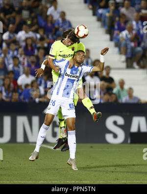 Getafe, Madrid, Espagne. 26 Sep, 2018. Sergi Roberto (FC Barcelone) est en concurrence pour le bal avec Youssef En-Nesyri (CD Leganes) au cours de la La Liga match entre CD Leganes et le FC Barcelone au stade de Butarque à Martorell, Espagne. Credit : Manu Haiti/SOPA Images/ZUMA/Alamy Fil Live News Banque D'Images