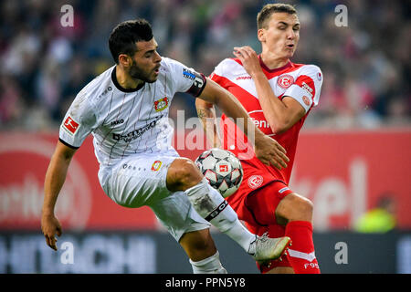 Dusseldorf. 26 Sep, 2018. Marcel Sobottka (R) de Fortuna Düsseldorf et Kevin Volland de Bayer Leverkusen bataille pour la balle durant le match de Bundesliga entre Fortuna Düsseldorf et Bayer Leverkusen à Esprit-Arena, 26 septembre 2018 à Düsseldorf, Allemagne. Duesseldorf a perdu 1-2. Credit : Ulrich Hufnagel/Xinhua/Alamy Live News Banque D'Images