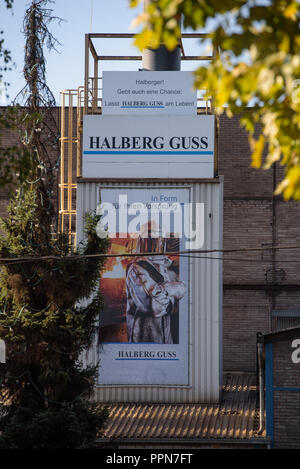 20 septembre 2018, La Sarre, Sarrebruck : signe avec le nom de la société accrocher sur le Neue Halberg Guss usine. En janvier 2018 Prévenir a repris la Sarre Halberg-Guss fournisseur automobile. Prévenir le groupe est en litige avec VW sur des hausses de prix massives pour ses blocs-moteurs. VW a dû arrêter la production pendant plusieurs jours en 2016 après un différend avec d'autres sociétés du groupe et empêcher alors résilié des contrats avec d'empêcher les entreprises au début de 2018. Photo : Oliver Dietze/dpa Banque D'Images