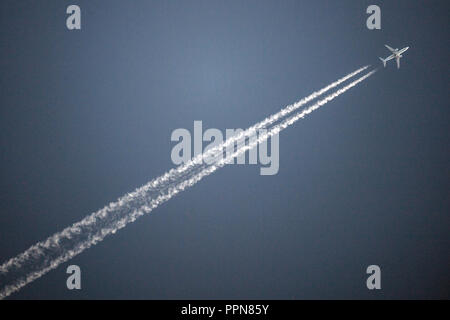 27 septembre 2018, Berlin, Düsseldorf : un avion vole dans le ciel au-dessus de Düsseldorf et tire les traînées de condensation derrière elle. Photo : Federico Gambarini/dpa Banque D'Images