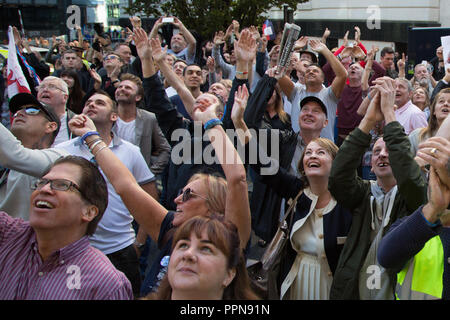 Londres, Royaume-Uni. 27 Sep, 2018. Tommy Robinson partisans cheer le militant d'extrême-droite à l'extérieur de la cour. Credit : Thabo Jaiyesimi/Alamy Live News Banque D'Images