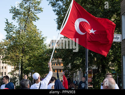 Berlin, Allemagne. 27 septembre 2018, Berlin : un sympathisant Erdogans agitant un grand drapeau turc avant l'arrivée du président turc à l'hôtel Adlon. Le Président turc Erdogan est sur trois jours de visite d'État en Allemagne. Photo : Fabian Sommer/dpa dpa : Crédit photo alliance/Alamy Live News Banque D'Images