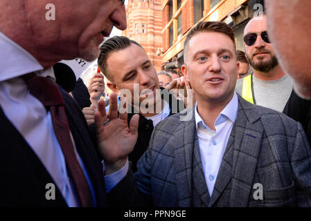 Stephen Yaxley Lennon, Tommy Robinson, a comparu devant la Cour pénale centrale, Old Bailey, accusé d'outrage au tribunal. Le procès est devenu l'objet de ses partisans et des groupes antifascistes et antiracistes qui ont manifesté à l'extérieur. Entouré par l'équipe de soutien, dont Daniel Thomas - Danny Thomo Banque D'Images