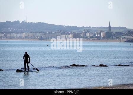 Stand Up Boarder bénéficie de l'ensoleillement sur Bowleaze beach, Dorset, UK Crédit : Finnbarr Webster/Alamy Live News Banque D'Images