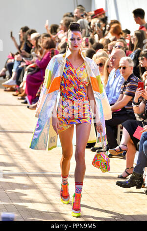 Paris. 27 Sep, 2018. Un modèle présente une création de Manish Arora durant la saison printemps/été 2019 collection de femmes à Paris, le 27 septembre 2018. Crédit : Chen Yichen/Xinhua/Alamy Live News Banque D'Images