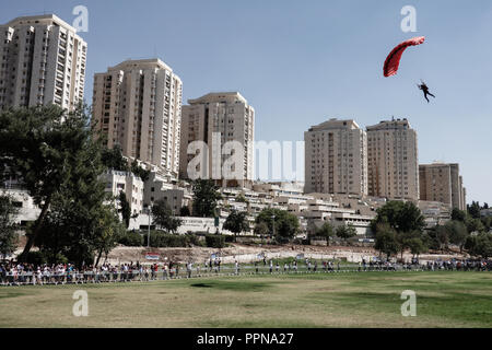 Jérusalem, Israël. 27 Septembre, 2018. L'ouverture de la Parade, les parachutistes de Jérusalem l'Association israélienne pour le parachutisme effectuer un atterrissage d'exposition dans le parc Sacher en célébration de la 50e anniversaire de la réunification. Des dizaines de milliers de personnes ont défilé dans le défilé annuel de Jérusalem y compris des délégations du monde entier, l'industrie israélienne, des banques, d'urgence et le personnel militaire, dans la tradition de pèlerinages du Mont du Temple sur la festivité de Souccot et dans un spectacle de l'appui international pour Israël. Credit : Alon Nir/Alamy Live News Banque D'Images