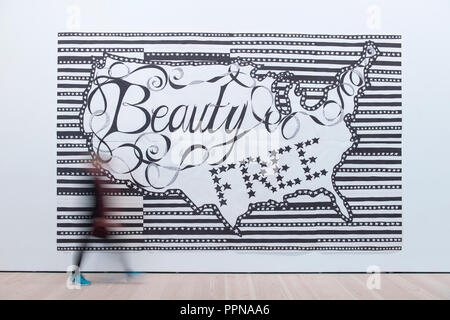 Saatchi Gallery, Londres, Royaume-Uni. 27 Septembre, 2018. Black Mirror explore le rôle de l'art dans la satire sociale, et comment l'incertitude politique a influencé l'art de ces dernières années. À un moment d'inquiétude collective, miroir noir souligne l'importance de l'art et la satire dans la dissection des structures du pouvoir, remettant en question les normes sociales, et de la visualisation de l'instabilité politique, fournissant des secours à la lumière les incertitudes de la vie. Image : Aleksandra Mir. Beauty Free, 2005. Posés avec galerie personnel. Credit : Malcolm Park/Alamy Live News. Banque D'Images