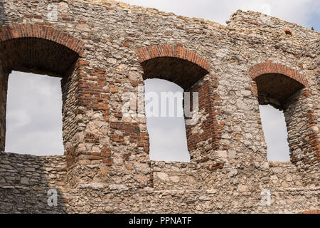 Août 2018, Pologne, ogrodzieniec:détail de murs d'Ogrodzieniec château médiéval Banque D'Images