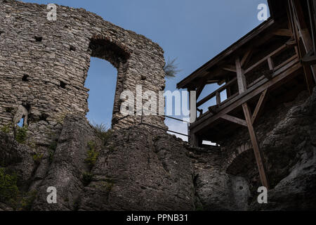 Août 2018, Pologne, ogrodzieniec : Détail des murs de château médiéval d'Ogrodzieniec Pologne Banque D'Images