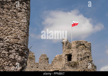 Août 2018, Pologne : ogrodzieniec, drapeau national de la pologne forme plus de ruines de château médiéval Banque D'Images