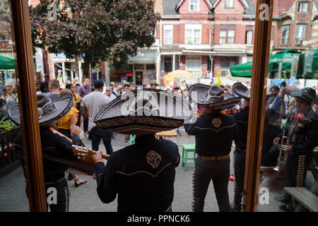 TORONTO, ON, CANADA - LE 29 JUILLET 2018 : un mariachi band joue devant une foule à Toronto animé de la Kensington Market. Banque D'Images