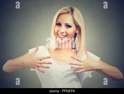 Jeune femme blonde excité avec nouveau manucure ongles couleur rose montrant and smiling at camera Banque D'Images