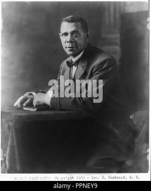 Booker Taliaferro Washington, demi-longueur, assis, face vers la gauche Banque D'Images