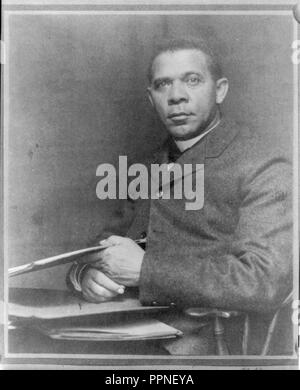 Booker Taliaferro Washington, assis, face vers la gauche, avec des papiers Banque D'Images