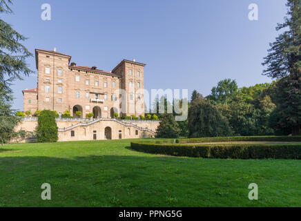 Agliè, Italie (23 septembre 2018) - Vue sur le château d'Agliè avec son paysage jardin et étang Banque D'Images