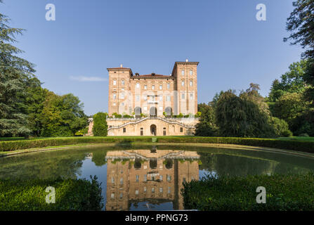 Agliè, Italie (23 septembre 2018) - Vue sur le château d'Agliè avec son paysage jardin et étang Banque D'Images