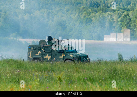 Lviv, Ukraine - Juillet 6, 2016 : Ukrainian-American des exercices militaires conjoints près du Trident 2016 rapide de Lviv. Véhicule militaire ukrainien un Spartan KrAZ Banque D'Images