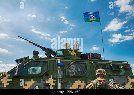 Lviv, Ukraine - Juillet 6, 2016 : Ukrainian-American des exercices militaires conjoints près du Trident 2016 rapide de Lviv. Véhicule militaire ukrainien Spartan KrAZ wi Banque D'Images