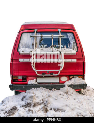 Retro Vintage Red isolé le camping-car garé dans la neige sur un fond blanc Banque D'Images