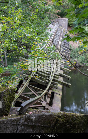 Vieux détruit pont ferroviaire sur la rivière. Passage à niveau de chemin de fer détruit par les sapeurs en Europe centrale. Saison de l'automne. Banque D'Images