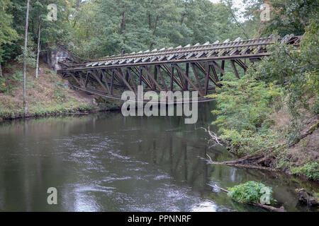 Vieux détruit pont ferroviaire sur la rivière. Passage à niveau de chemin de fer détruit par les sapeurs en Europe centrale. Saison de l'automne. Banque D'Images