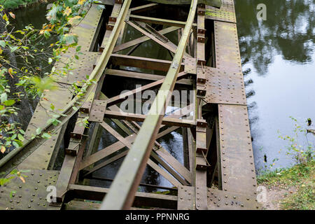 Vieux détruit pont ferroviaire sur la rivière. Passage à niveau de chemin de fer détruit par les sapeurs en Europe centrale. Saison de l'automne. Banque D'Images