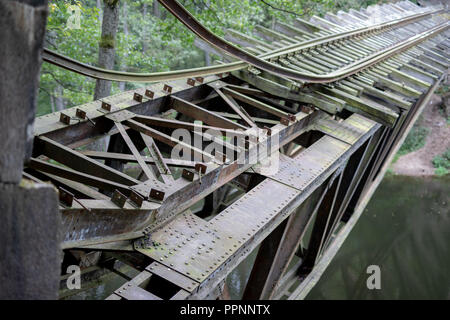 Vieux détruit pont ferroviaire sur la rivière. Passage à niveau de chemin de fer détruit par les sapeurs en Europe centrale. Saison de l'automne. Banque D'Images