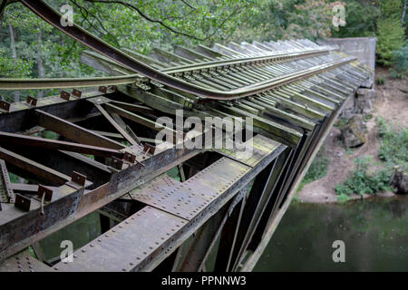 Vieux détruit pont ferroviaire sur la rivière. Passage à niveau de chemin de fer détruit par les sapeurs en Europe centrale. Saison de l'automne. Banque D'Images