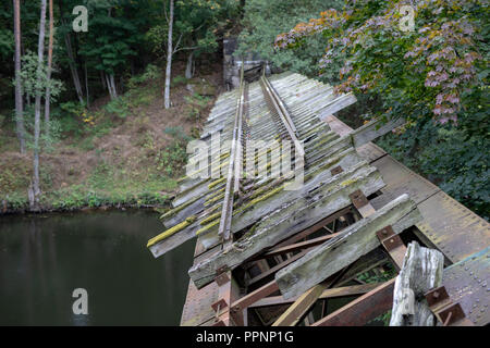 Vieux détruit pont ferroviaire sur la rivière. Passage à niveau de chemin de fer détruit par les sapeurs en Europe centrale. Saison de l'automne. Banque D'Images