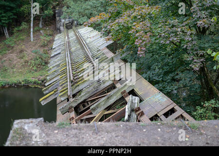 Vieux détruit pont ferroviaire sur la rivière. Passage à niveau de chemin de fer détruit par les sapeurs en Europe centrale. Saison de l'automne. Banque D'Images