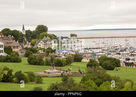 Vue de dessus de la ville, port et Marquette Park avec les touristes, sur l'île Mackinac, Michigan. Banque D'Images