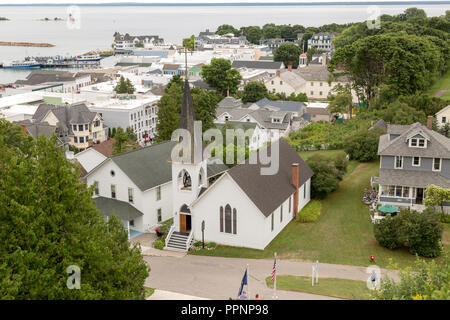 Vue de dessus de la charmante ville côtière de l'île Mackinac. Banque D'Images