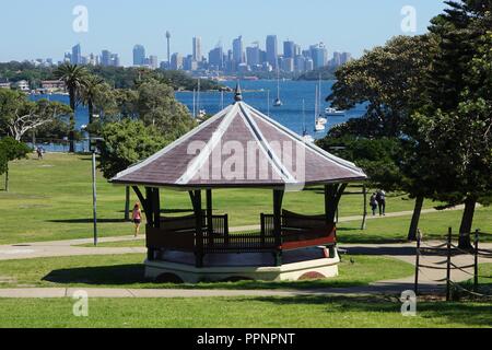 Voir la rotonde de Robertson Park, Watsons Bay, dans le port de Sydney à Sydney Skyline Banque D'Images