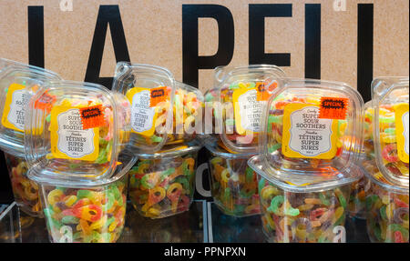 Les contenants en plastique de super sour les sucettes, bonbons à mâcher un Banque D'Images