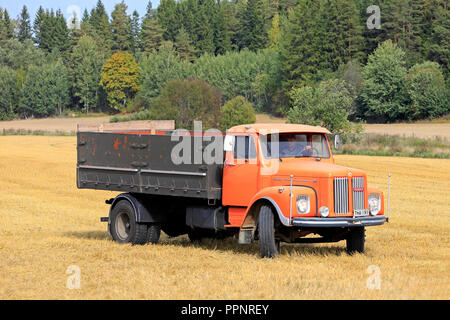 Salo, Finlande - septembre 8, 2018 : orange classique 85 Scania Truck sur chaume domaine est prêt à transporter le grain récolté en automne. Banque D'Images