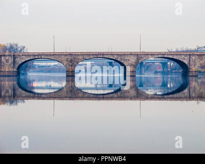 Fondateurs de brouillard Hartford Bridge Skyline   Hartford, Connecticut, USA Banque D'Images