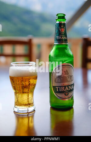 Bouteille de bière à Tirana et verre de bière, l'hôtel Margjeka, Valbonatal, Qark Kukes, Albanie Banque D'Images