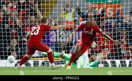 Le centre de Liverpool, Daniel Sturridge (à droite) célèbre marquant son but premier du côté du jeu du côté de son premier but du jeu au cours de la troisième série, coupe du buffle match à Anfield, Liverpool. Banque D'Images